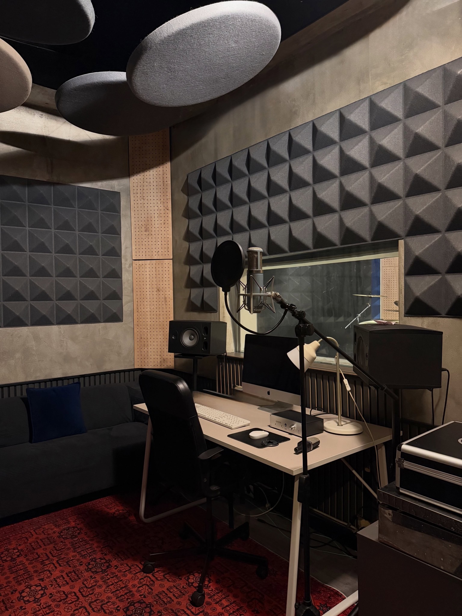 PAS Music kontrol odası, mikrofon ve kayıt masası